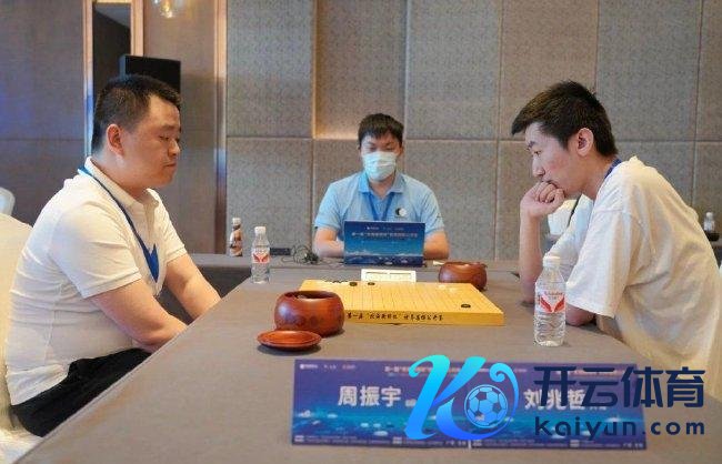 周振宇8段（左）成为唯独晋级本赛的业余棋手。 中国围棋协会供图