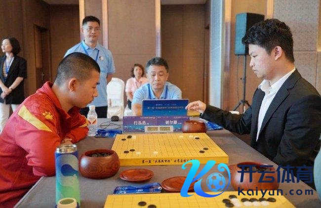 14岁的行泓丞7段（左）预选赛第2轮不敌谢尔豪九段。 中国围棋协会供图